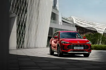 El MG ZS Hybrid presenta una estética robusta y moderna desde su ángulo trasero lateral.