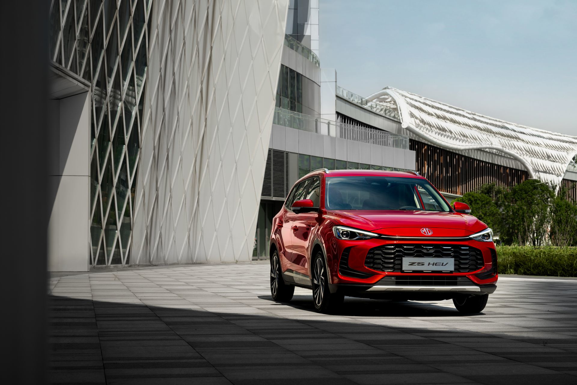 El MG ZS Hybrid presenta una estética robusta y moderna desde su ángulo trasero lateral.