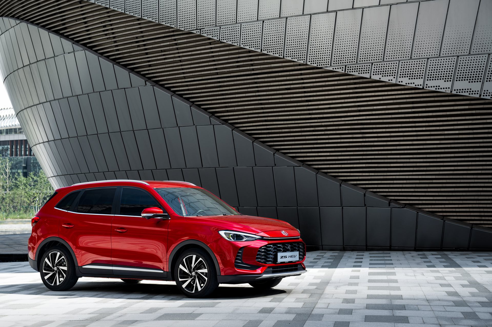 Vista lateral del MG ZS Hybrid en entorno urbano, resaltando su diseño dinámico