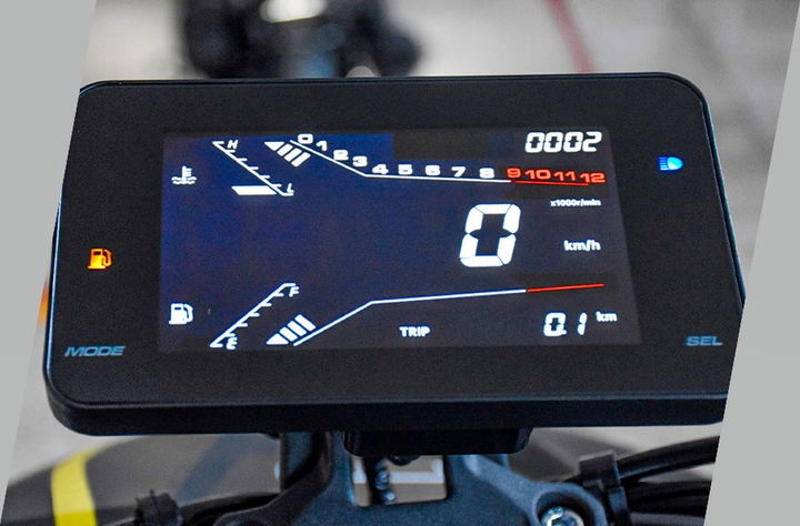 Vista cercana cuadro de instrumentos digital Mitt City Vision 125 con indicadores encendidos Vista cercana cuadro de instrumentos digital Mitt City Vision 125 con indicadores encendidos