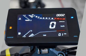 Vista cercana cuadro de instrumentos digital Mitt City Vision 125 con indicadores encendidos