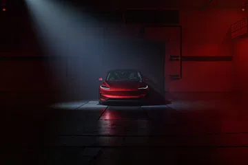 Vista posterior del Model 3 Performance, enfatizando su diseño aerodinámico