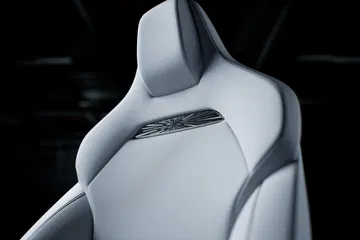 Primer plano de asiento de Tesla Model 3 Performance destacando ergonomía y material premium.