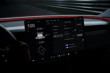 Vista nocturna de la instrumentación digital de un Tesla Model 3 Performance.