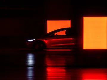 Dinámica silueta del Tesla Model 3 Performance iluminada en rojo