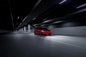 Vista dinámica de un Tesla Model 3 Performance en túnel iluminado