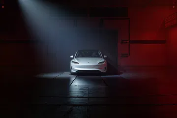 Vista frontal del Tesla Model 3 Performance bajo iluminación dramática.