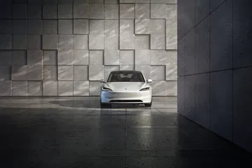 Vista frontal y lateral del Tesla Model 3 Performance, mostrando su diseño aerodinámico