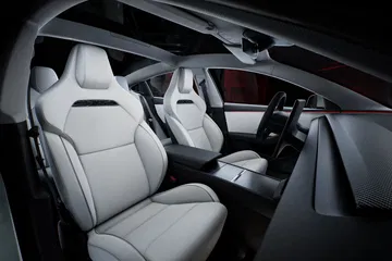 Vista lateral del habitáculo que revela la elegancia y comodidad de los asientos del Model 3 Performance.