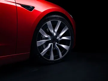 Vista en detalle de la llanta y diseño exterior de Tesla Model 3