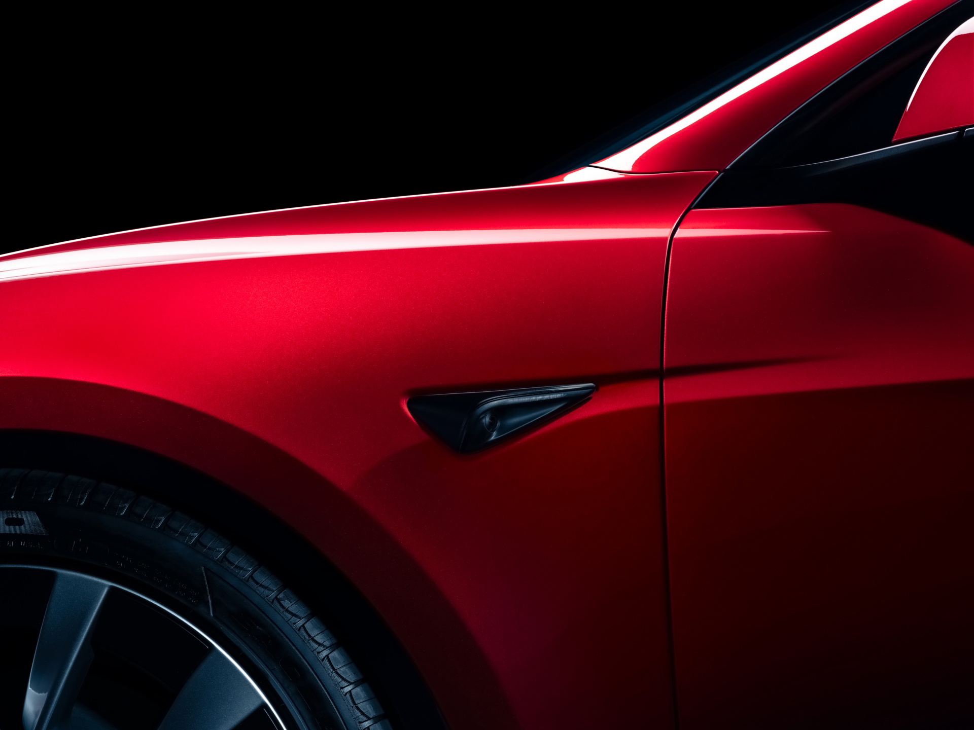 Detalle lateral del Tesla Model 3 enfocando en la línea y diseño.