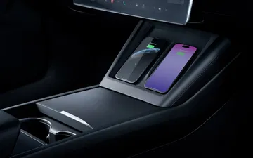 Consola central del Tesla Model 3 con cargador de smartphone