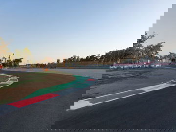 Curva icónica de Monza con pianos característicos, evocando velocidad y competición