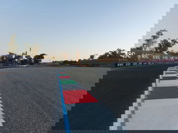 Curva con los icónicos pianos de Monza, manteniendo la esencia histórica del circuito.