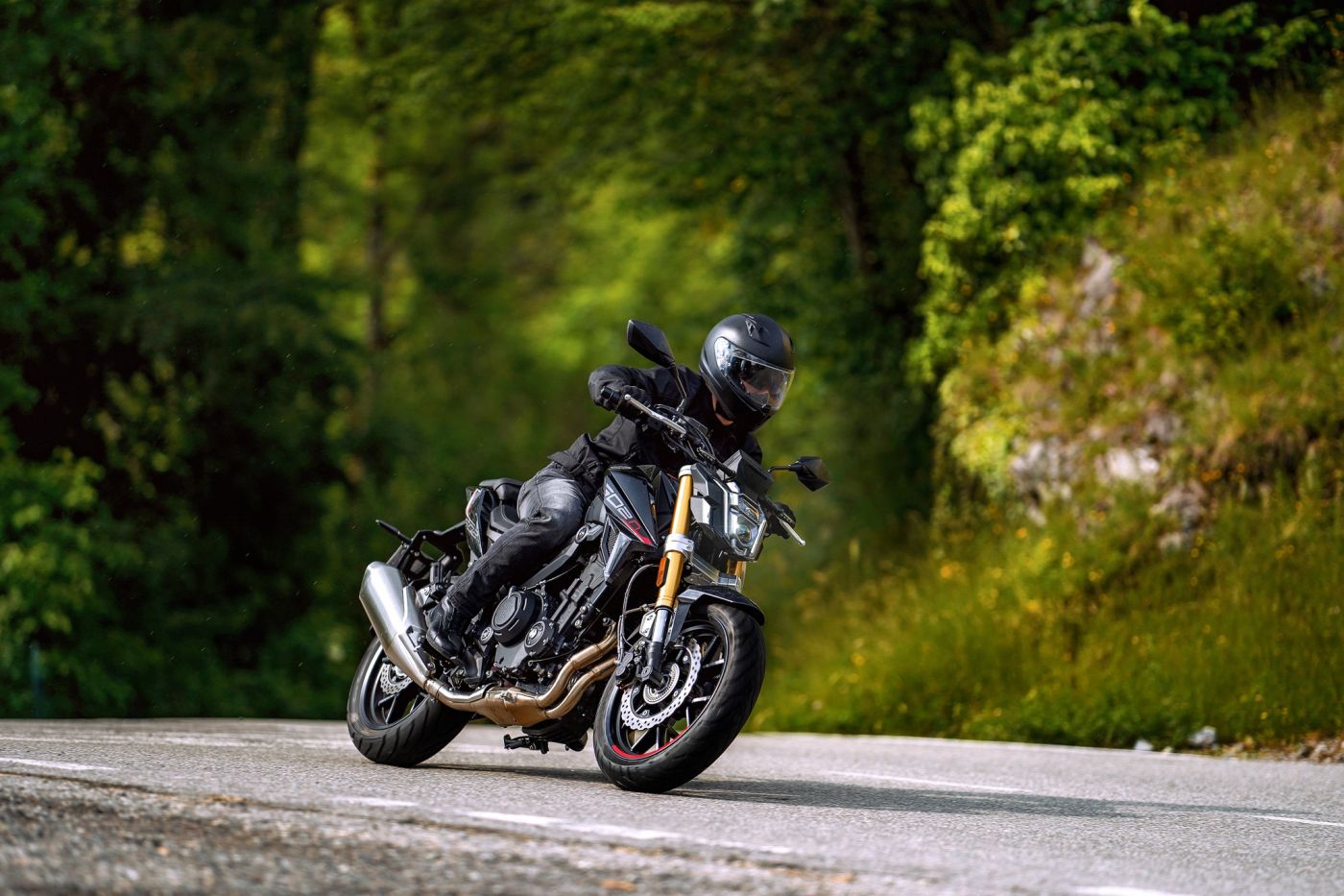 Vista lateral de la naked bicilíndrica Morbidelli MBP M502N.