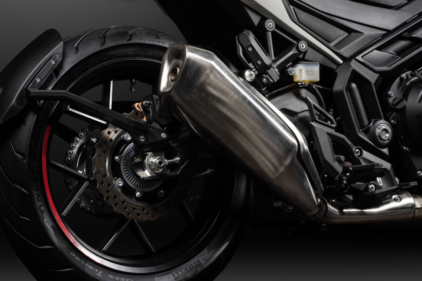 Vista lateral de la naked bicilíndrica Morbidelli MBP-M502N.