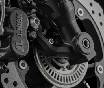 Vista cercana del impecable motor bicilíndrico de la naked Morbidelli.