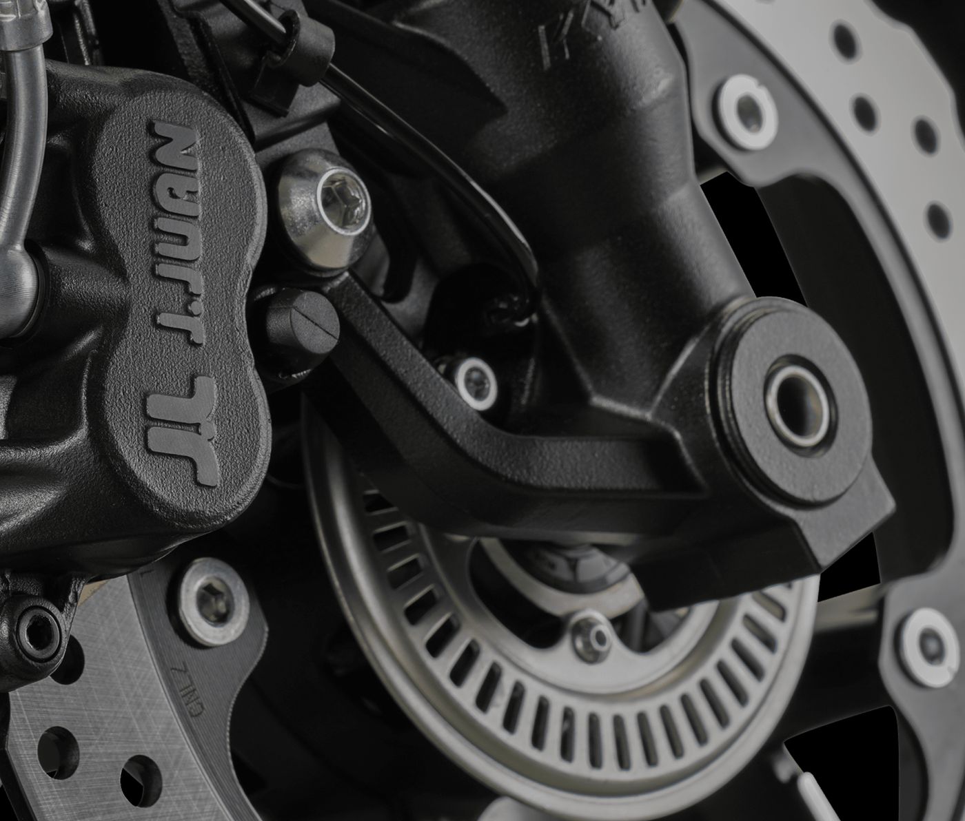 Vista cercana del impecable motor bicilíndrico de la naked Morbidelli.