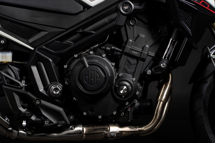 Morbidelli-MBP-M502N16 Vista cercana del motor bicilíndrico de la naked Morbidelli.