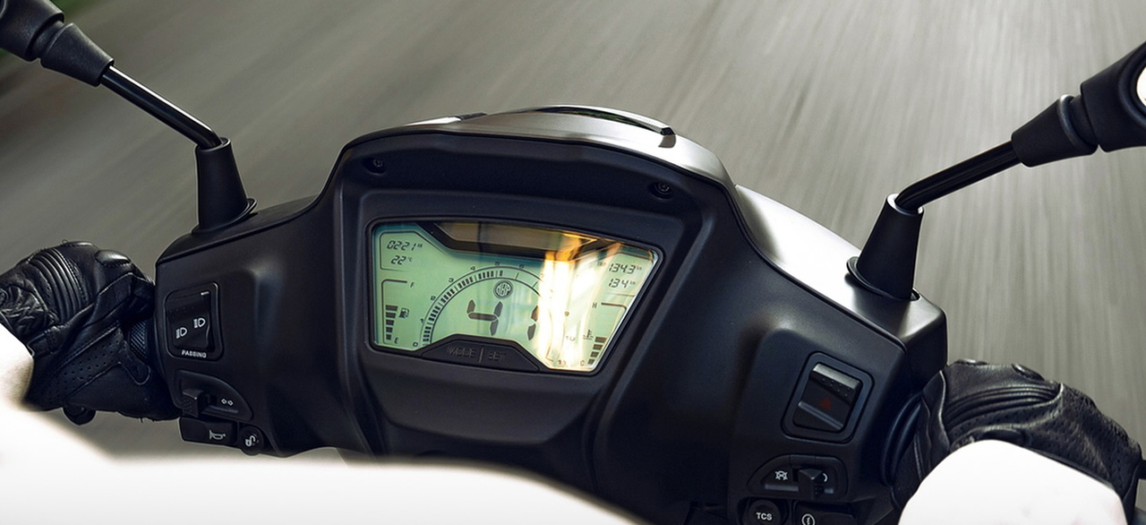 Detalle del cuadro de instrumentos de la Morbidelli MBP SC 125 LX con pantalla digital.