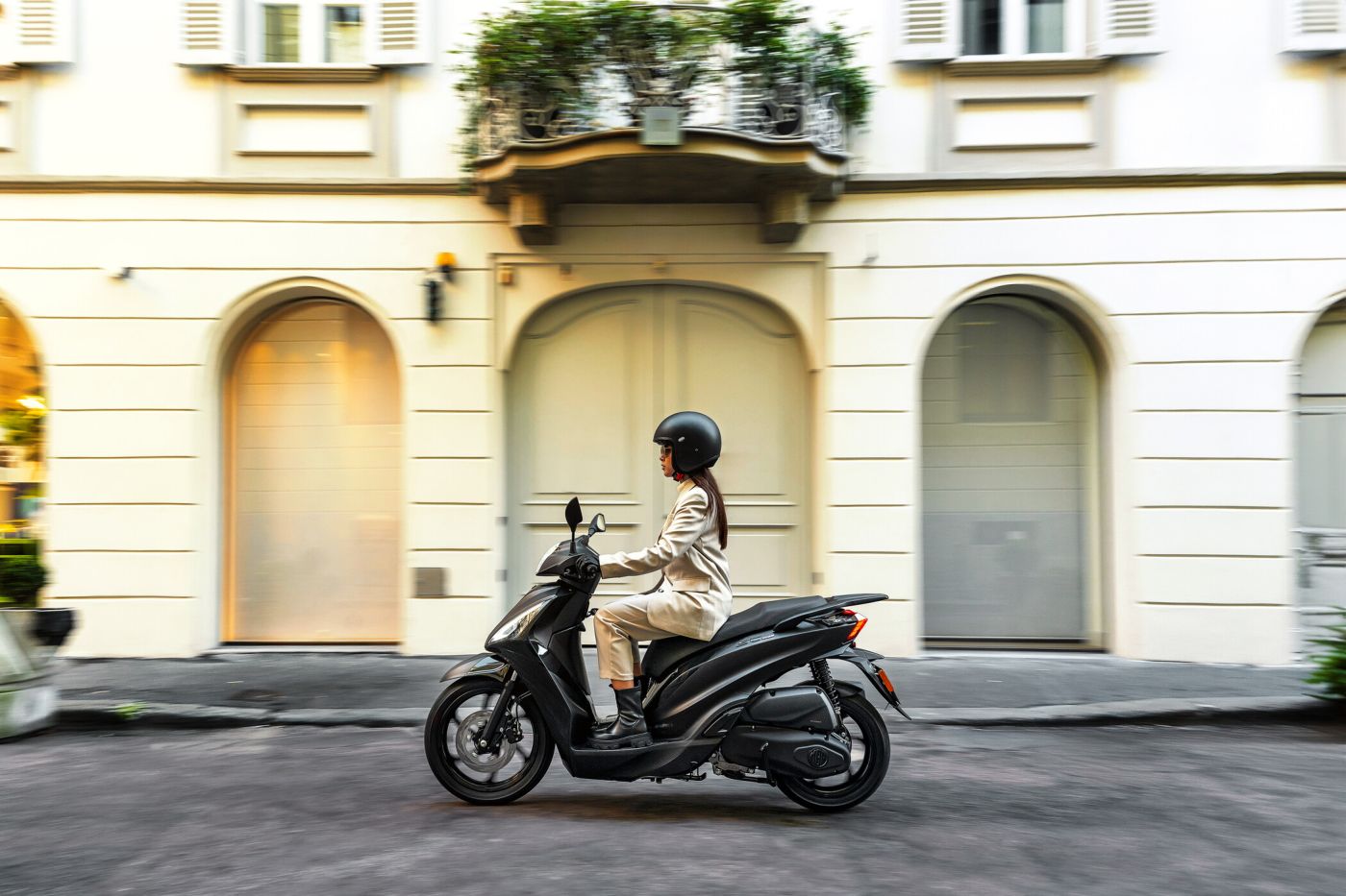 La Morbidelli MBP SC 125 LX luce elegante frente a arquitectura clásica.