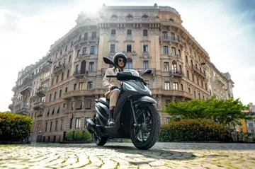 Nueva Morbidelli MBP SC 125 LX posando con estilo urbano