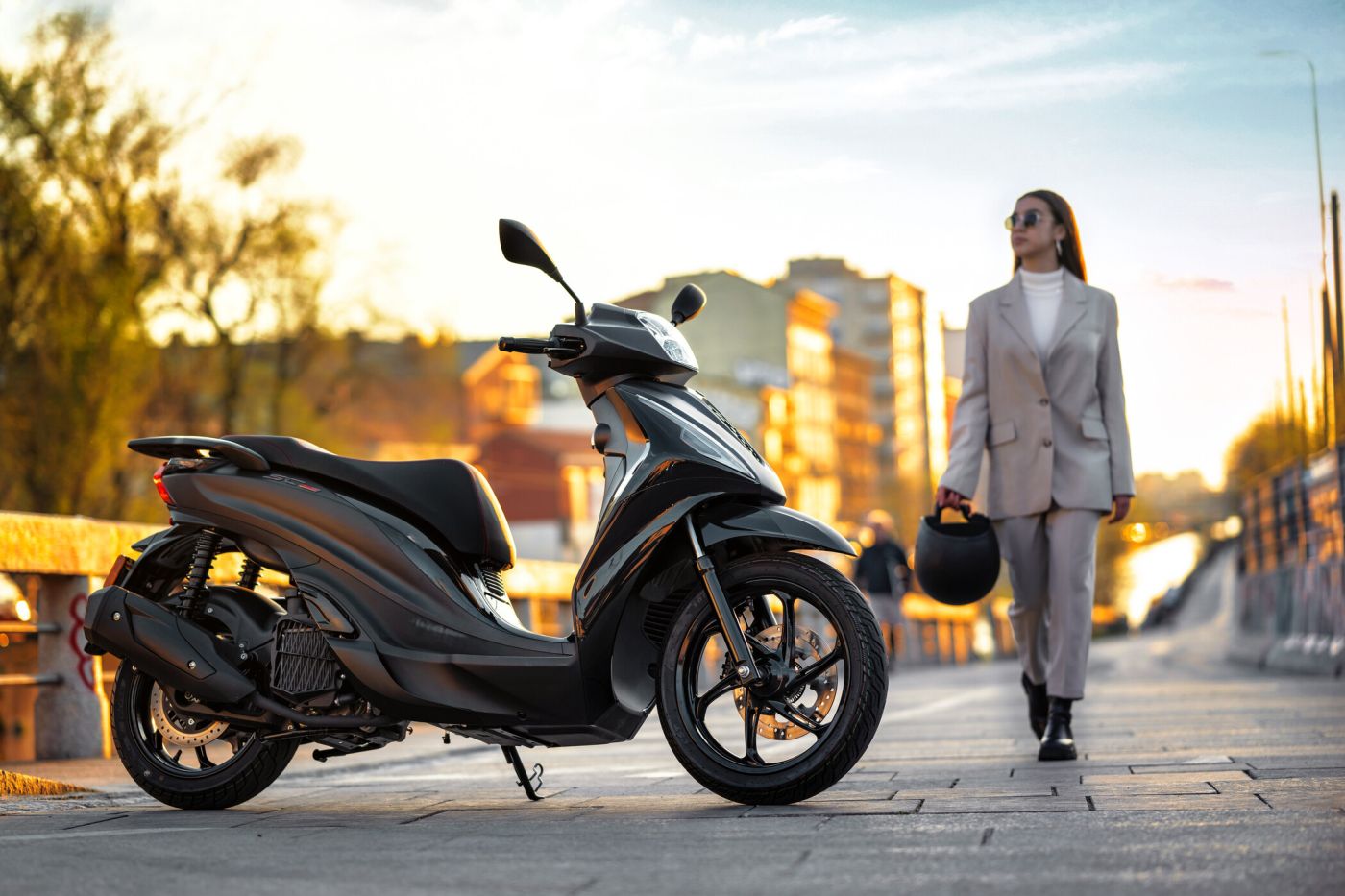 La nueva Morbidelli MBP SC 125 LX exhibida en entorno urbano.