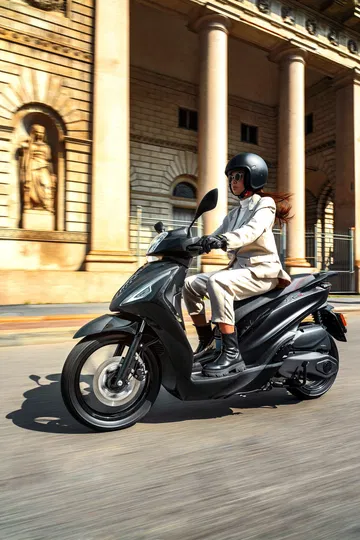 La nueva Morbidelli MBP SC 125 LX en acción, diseño y movilidad urbana.