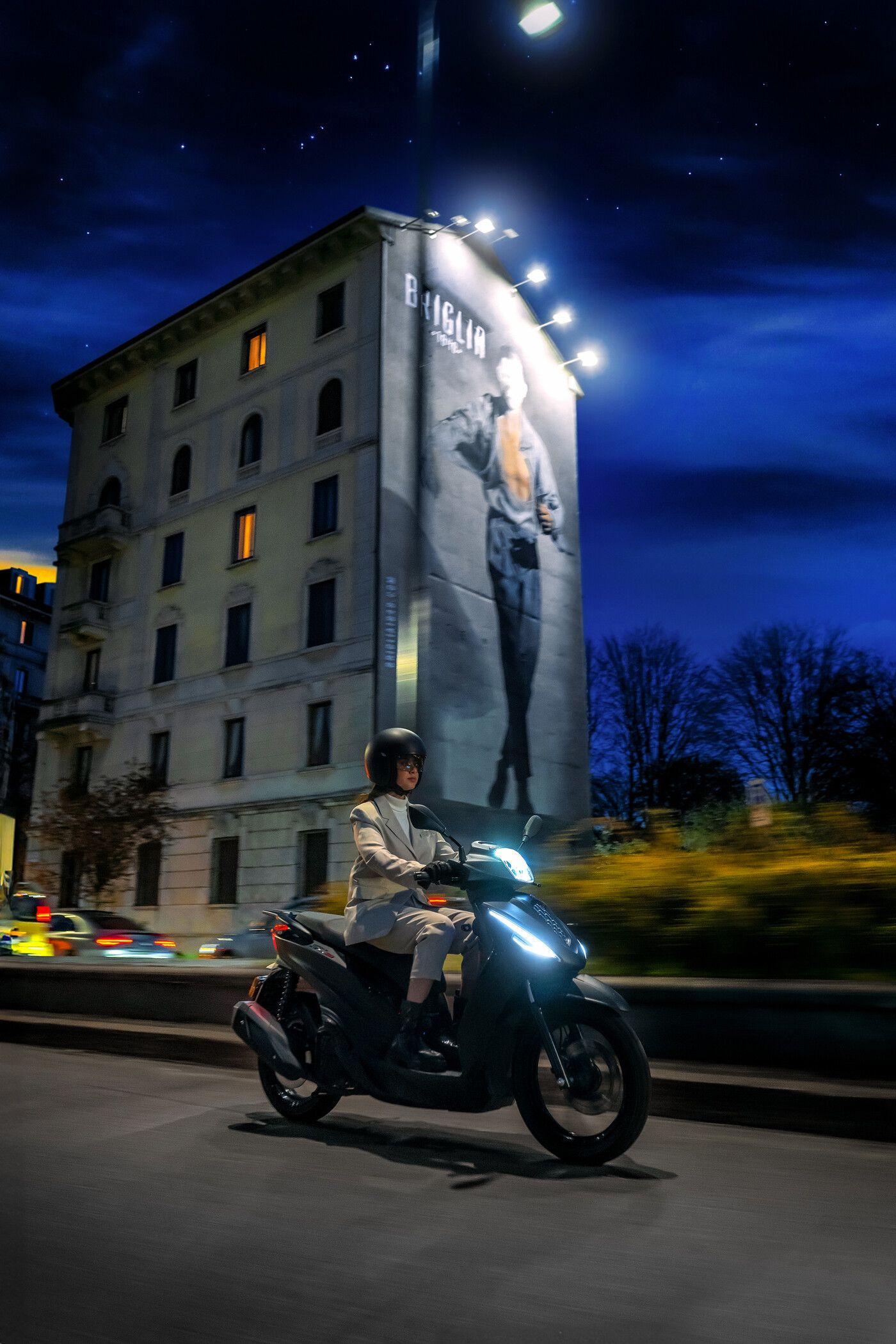 Vista nocturna de la Morbidelli MBP SC 125 LX en ambiente urbano.