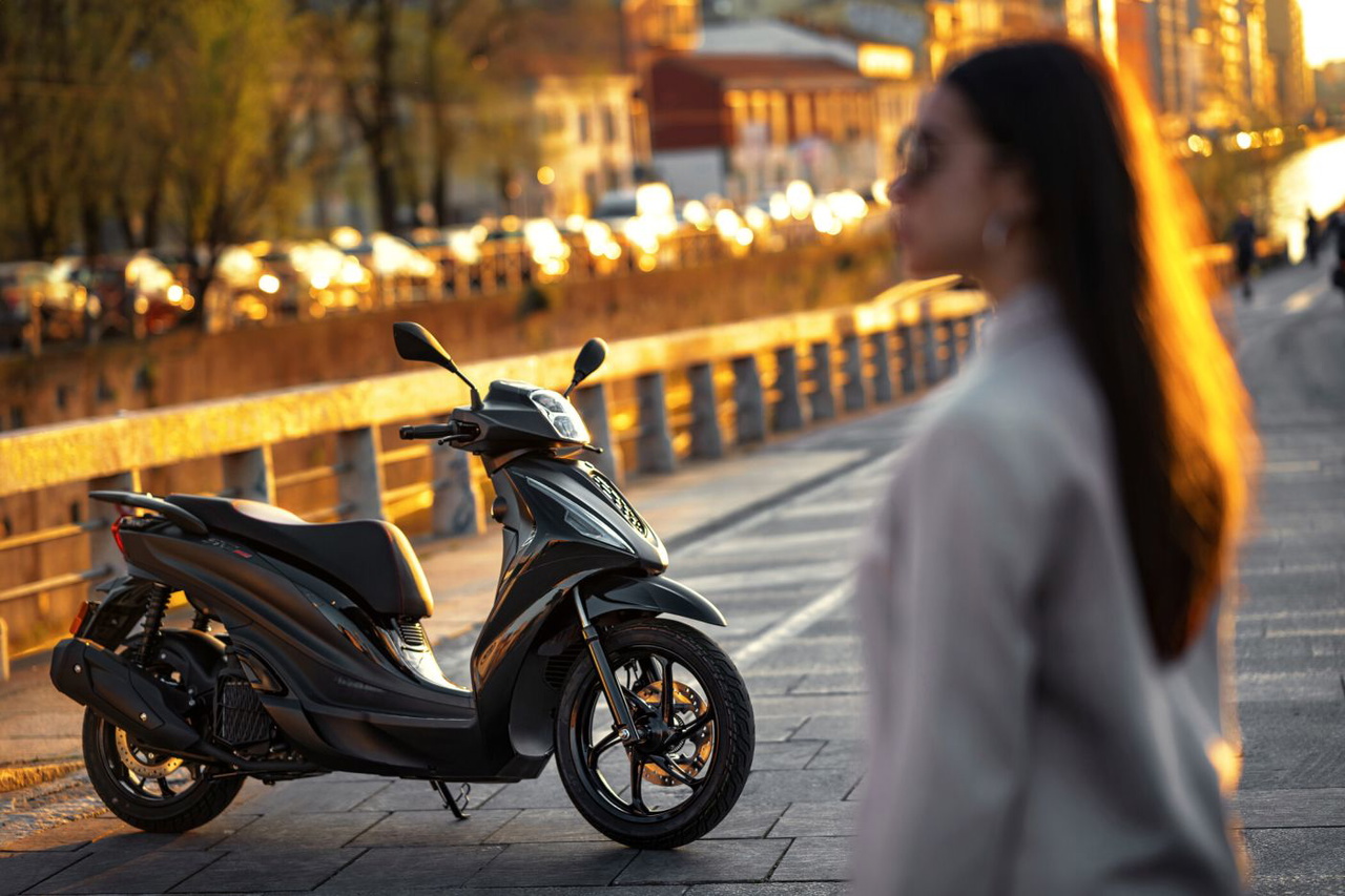 Vista lateral de la Morbidelli MBP SC 125 LX en un entorno urbano.