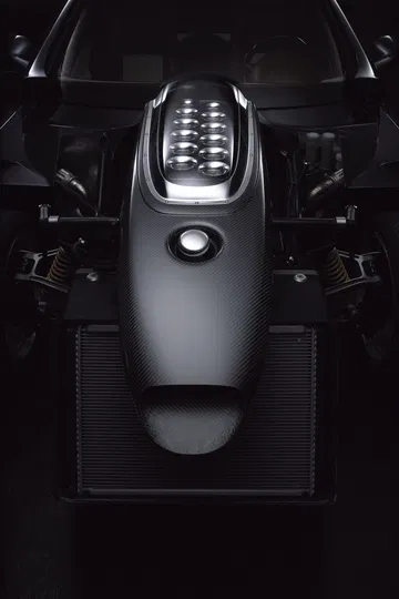 Vista detallada del motor V12 del Peugeot 907, una joya de la ingeniería francesa.