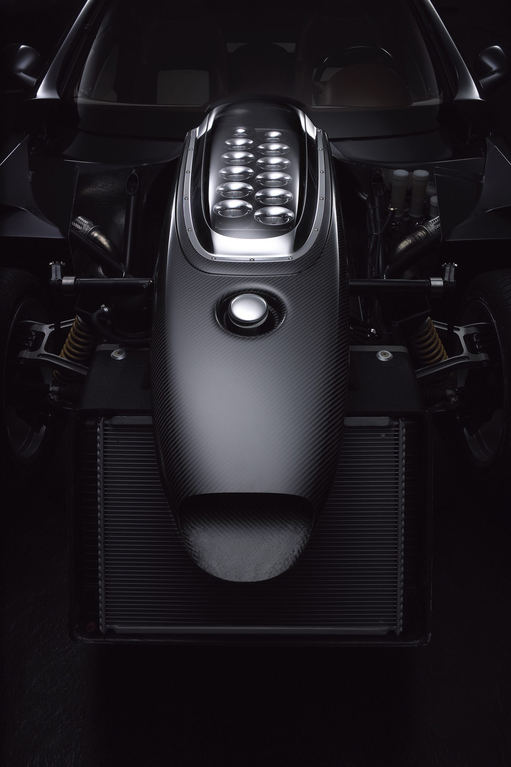 Vista detallada del motor V12 del Peugeot 907, una joya de la ingeniería francesa.