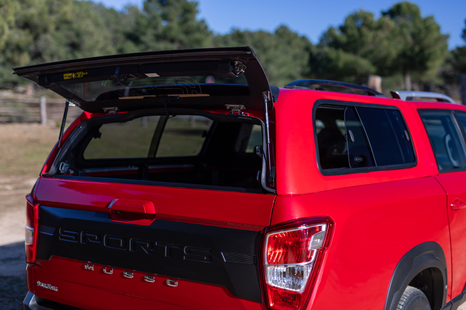 Vista posterior del 4x4 Musso Sports que muestra su robustez.