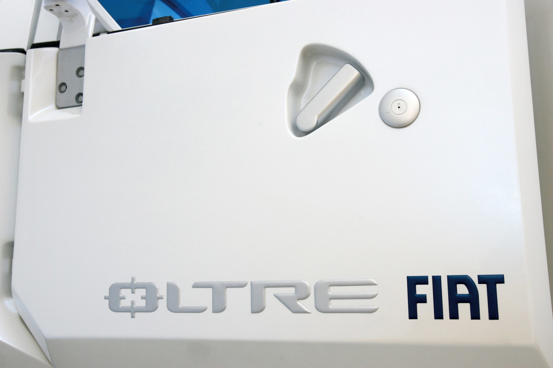 Detalle de la puerta del Oltre Fiat, coloso de carga 4x4.