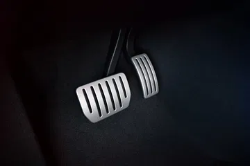 Pedales deportivos en aluminio del Tesla Model 3 Performance.