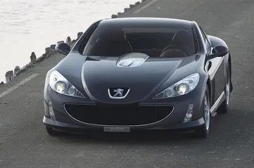 Imponente vista delantera del Peugeot 907 con su distintiva parrilla.