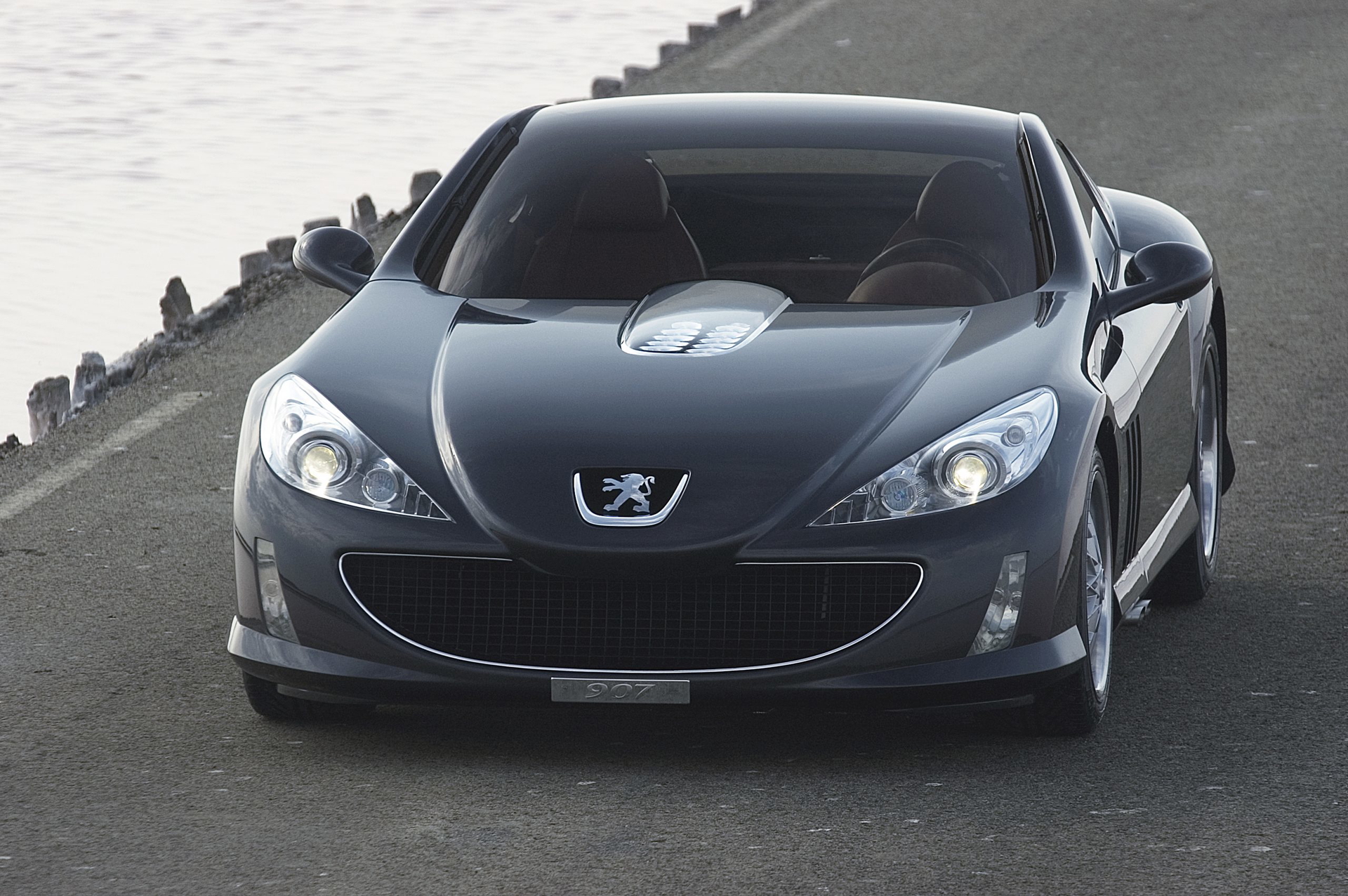 Imponente vista delantera del Peugeot 907 con su distintiva parrilla.