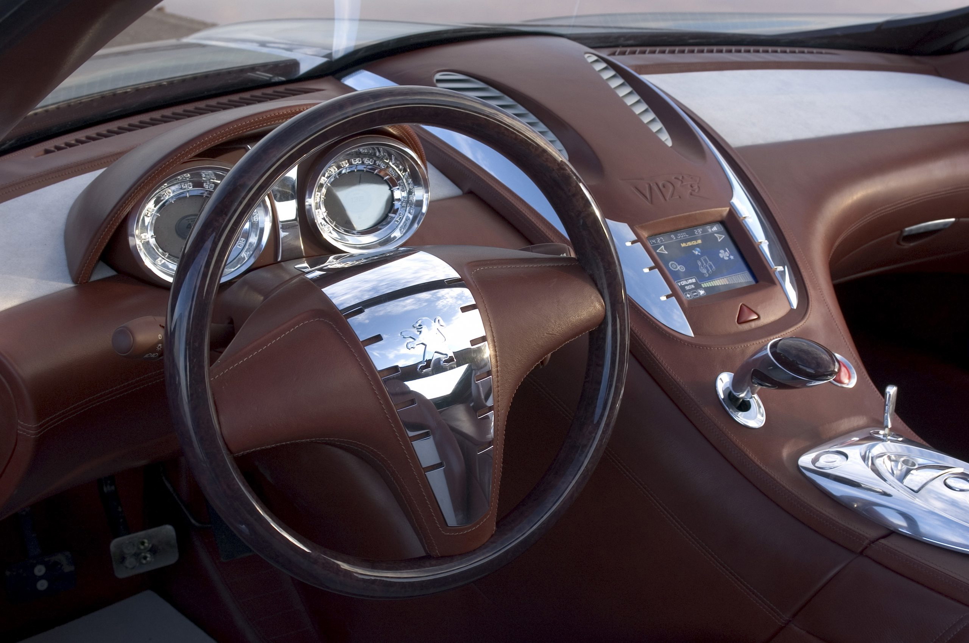 Volante y consola central del Peugeot 907 con acabados en madera y cuero.