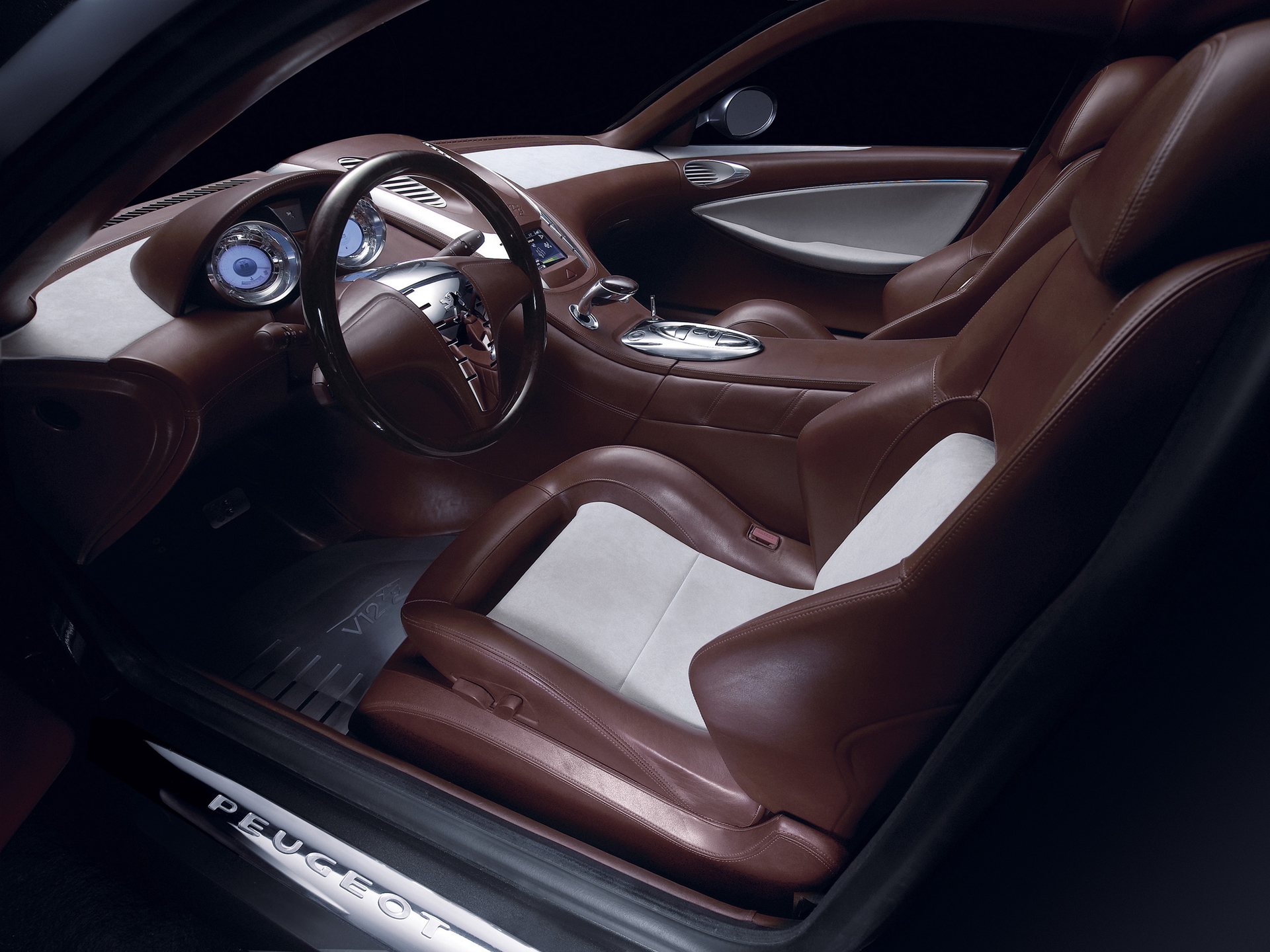 Vista parcial del lujoso habitáculo del Peugeot 907 Concept.