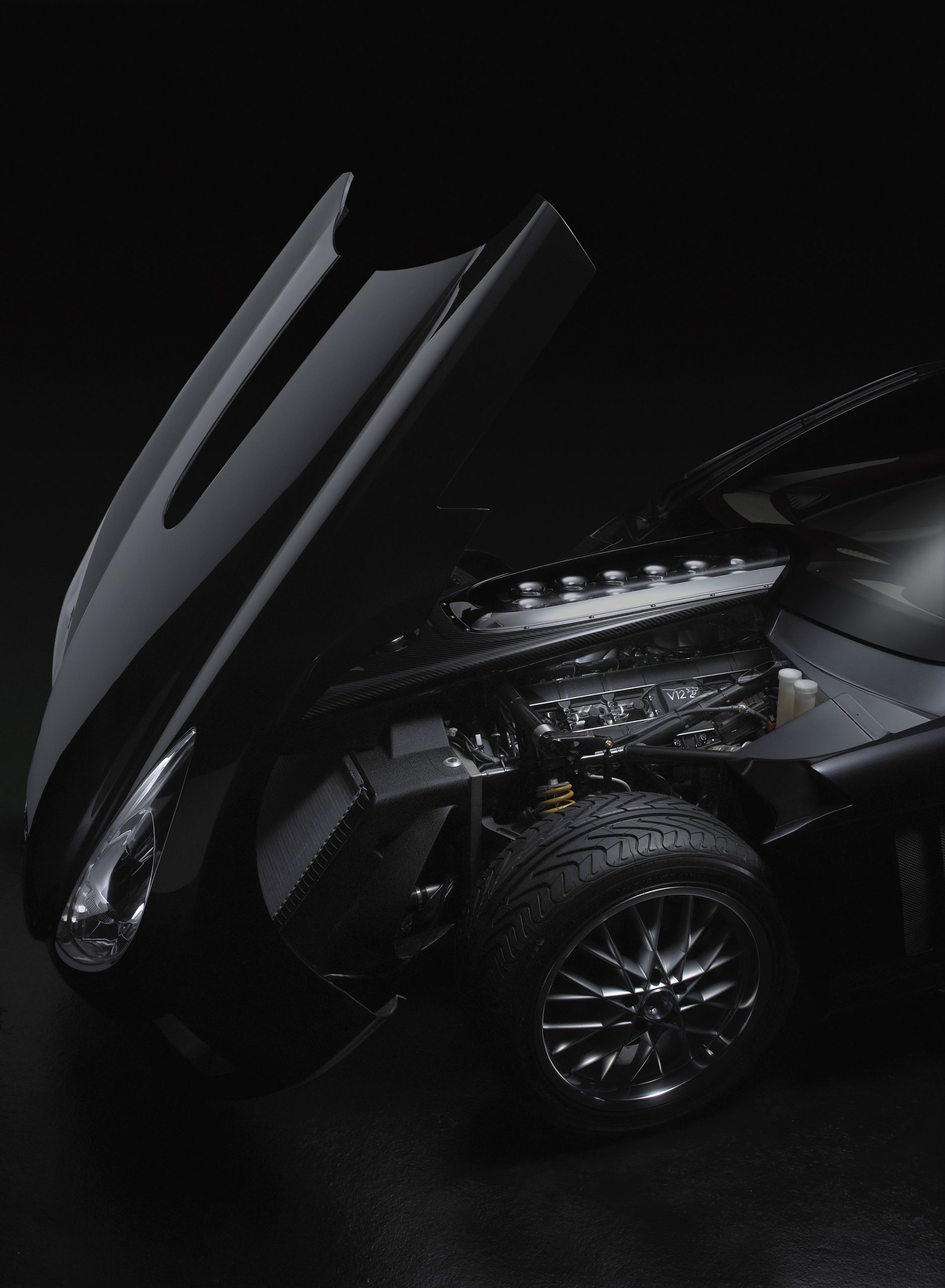 Peugeot 907 concept con impresionante motor V12 visible.