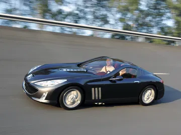 Vista lateral del Peugeot 907, un concepto con líneas elegantes y robustas.