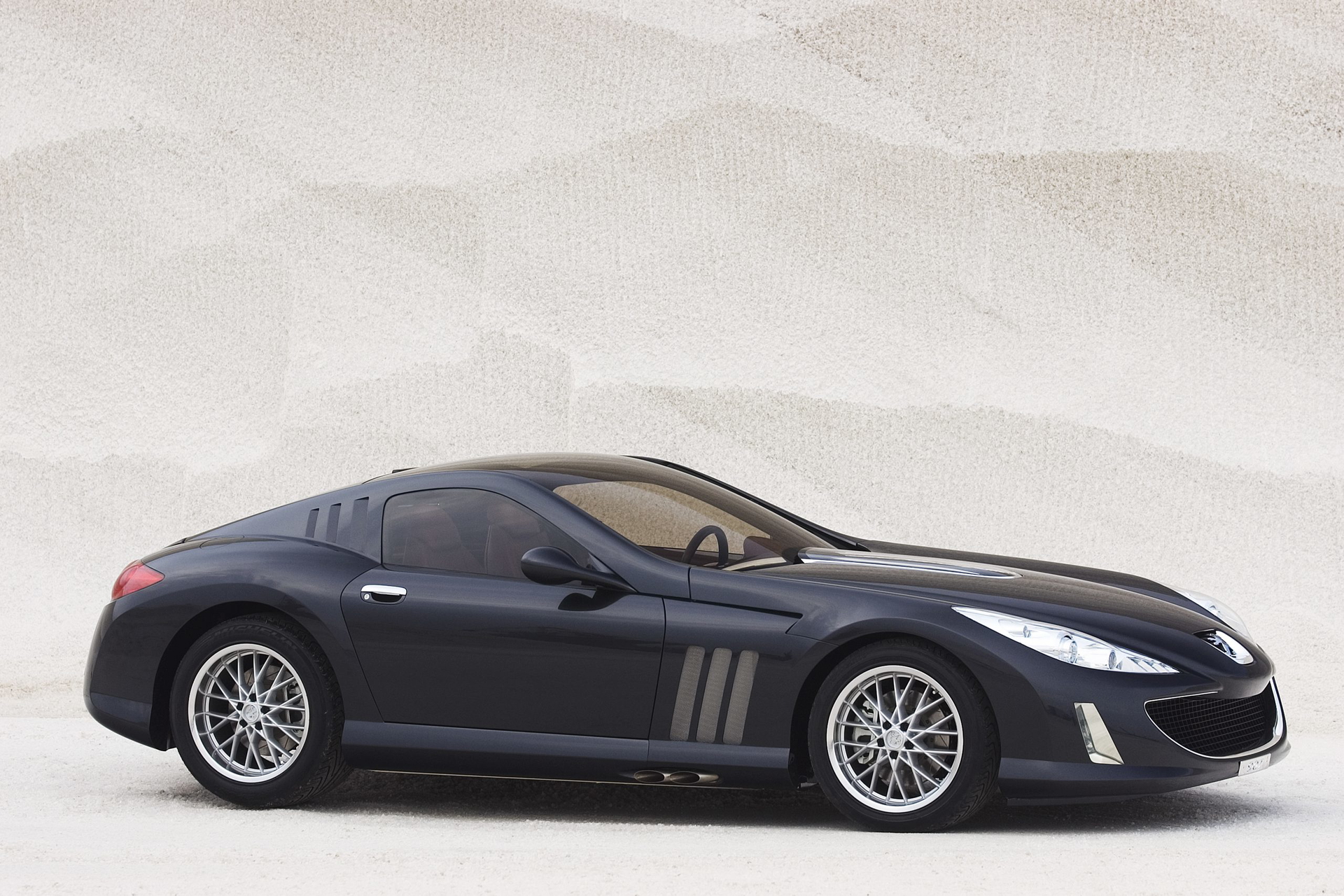 Vista lateral Peugeot 907, gran turismo con líneas elegantes y propulsión V12.