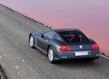 Vista trasera del Peugeot 907, un concept car con motor V12.