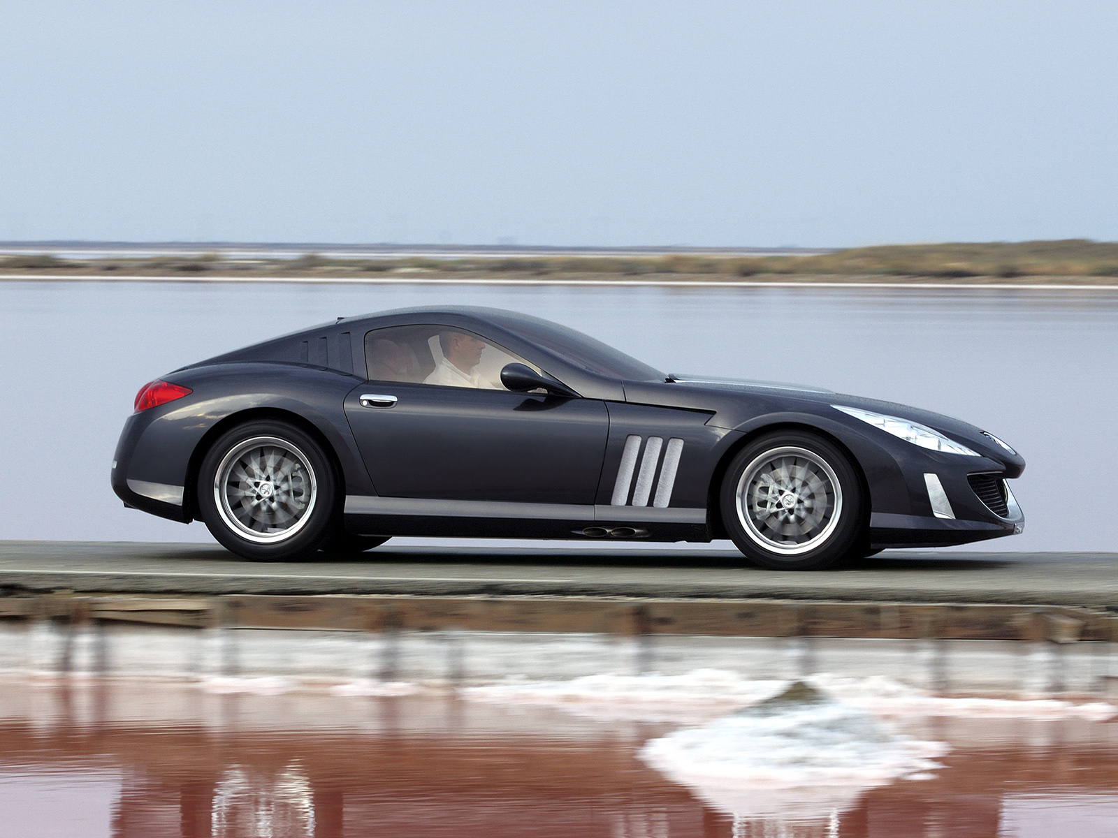 Vista lateral Peugeot 907, concepto deportivo con motor V12.