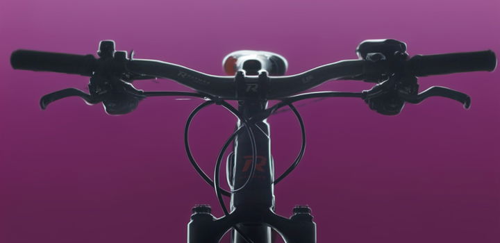 Vista delantera de e-bike de montaña con motor Yamaha, revela diseño robusto y precio competitivo