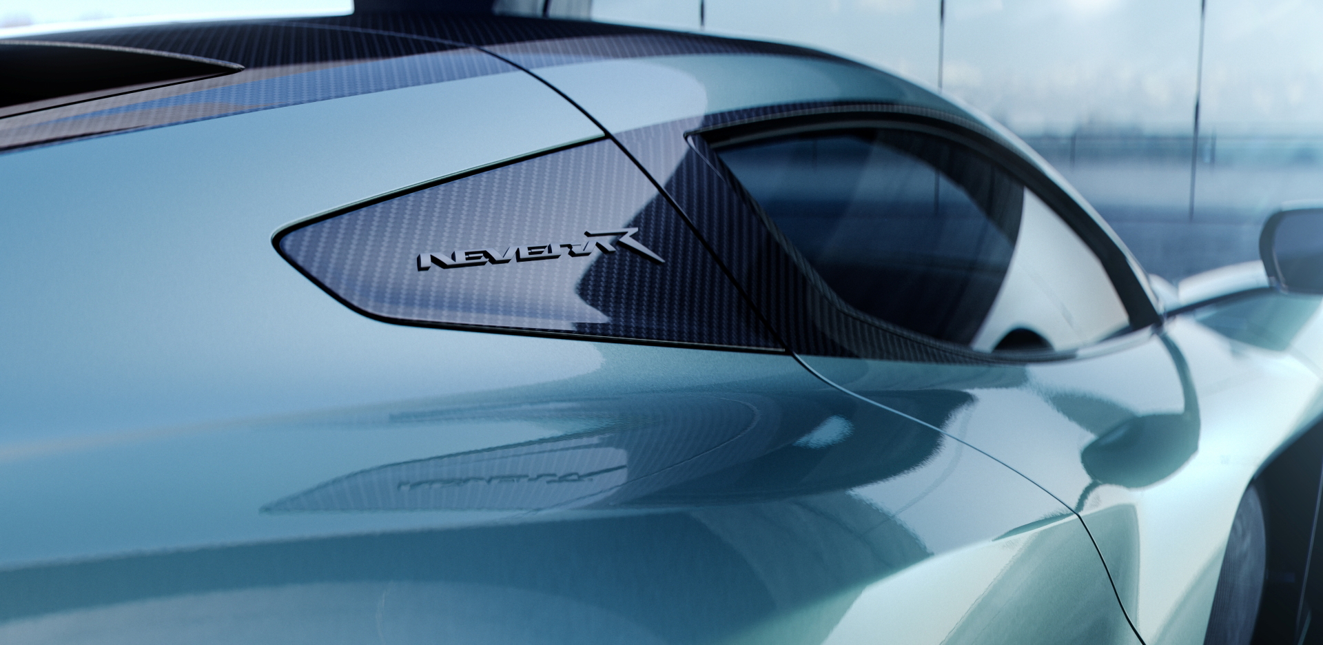 Vista del imponente perfil lateral del Rimac Nevera R, pura potencia eléctrica.