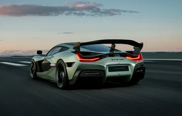 Vista trasera angular del Rimac Nevera R, enfatizando su dinamismo y diseño.