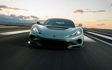 El Rimac Nevera R en pista, mostrando su estilizada silueta y poderío eléctrico.