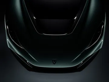 Vista frontal agresiva del Rimac Nevera R mostrando su aerodinámica.