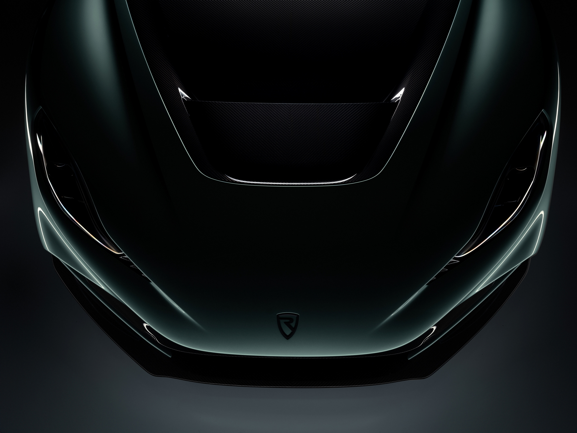 Vista frontal agresiva del Rimac Nevera R mostrando su aerodinámica.